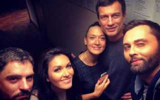 “Очаровательная пара”: Андрей Чернышов вместе с женой поразили красотой и гармонией на премьере фильма